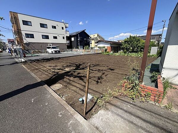 南西側からのアングル。平坦な更地となっており、建築計画が立てやすいコンディションです。境界も分かりやすく管理されています。