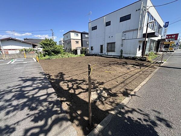 北東側からのアングル。隣地にはコインパーキングがあり、角地のような開放的な視界が確保されているのが特徴です。