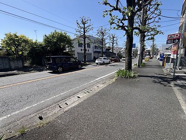 歩道が整備されたゆとりある前面道路。視認性が高く、店舗併用住宅や事務所などの建築にも適した環境です。