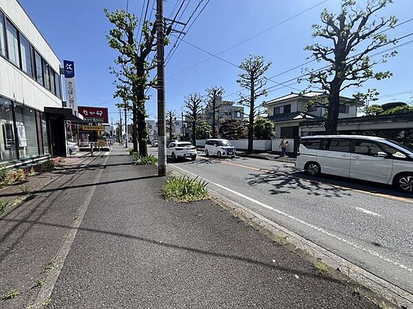 近隣には「きらぼし銀行」や「なか卯」などがあり、生活利便性が高いエリア。街路樹が並ぶ整った街並みが魅力です。