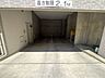 駐車場：大切な愛車を雨風から守る屋内駐車場完備。高さ制限2.1mまで対応し、安心して駐車いただけます。天候を気にせずスムーズに出入庫でき、車移動の多い快適なカーライフをサポートする便利な設備です。