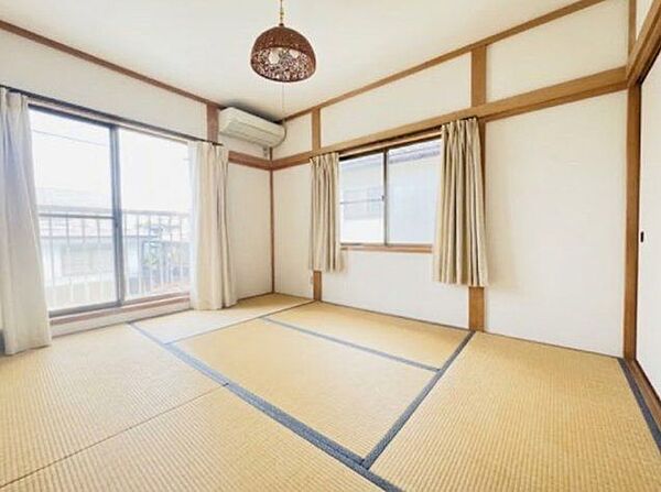 明るく開放的な2階和室。畳の香りに包まれながら、ゆったりと家族で寛げる心地よい空間です。バルコニーに直結しており、お洗濯物の取り込みや換気もスムーズに行えます。
