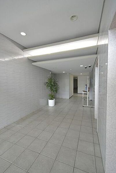 【お洒落なエントランス。】洗練されたデザインが、訪れる人を魅了。観葉植物が緑を添え、癒やしの空間を演出。