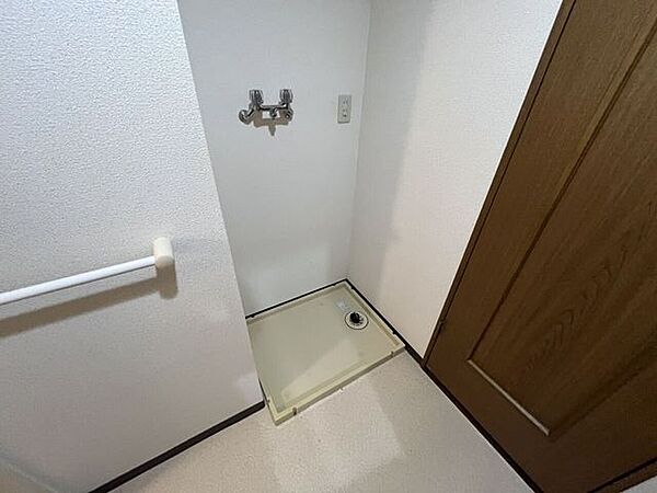 清潔感のある独立洗濯機置き場】専用の洗濯機パンが設置された、使い勝手の良いスペース。水栓やコンセントも機能的に配置され、壁面には手すりも完備。脱衣スペースをすっきりと有効に使えます。