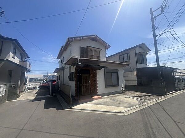 土地121.11m2、建築条件なし。前面道路は約4.2mと開放感があります。お好きなハウスメーカーで、光溢れる理想の邸宅を叶えませんか？現況古家有。