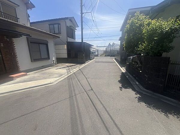 前面道路は約4.2mとゆとりがあり、お車の出し入れもスムーズです。36坪超の敷地は陽当りも良く、注文住宅の建築に最適。建築条件なし、理想の住まいをここで！