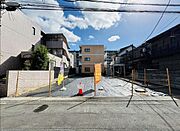 前面道路は北側幅員約4.6mの公道に面しており、お車の出し入れや駐車もスムーズに行えます。周辺は落ち着いた住宅街が広がっており、駅までの道ものんびり歩けるフラットなアプローチが魅力のエリアです。