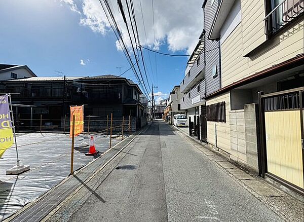 見通しの良い前面道路は、交通量が少なめで小さなお子様がいるご家庭でも安心の住環境です。平坦な道のりのため、自転車での移動やベビーカーを押しての移動、日々のお買い物もストレスなく快適に行えます。