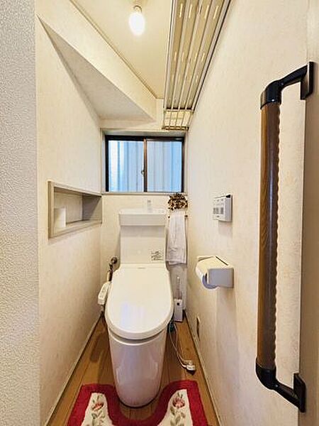 約10年前にリフォームを施した1階のトイレです 。手すりが設置されており、小さなお子様からご高齢の方まで安心して利用できる優しい設計。窓も付いているため明るく、衛生的に保ちやすい空間です 。