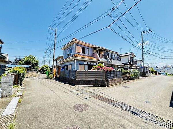 相模原市中央区田名に位置する、1190万円とお求めやすい価格の4DK中古一戸建てです 。開放感あふれる角地に佇み、陽当たり・通風ともに良好 。カースペースも1台分確保されています 。