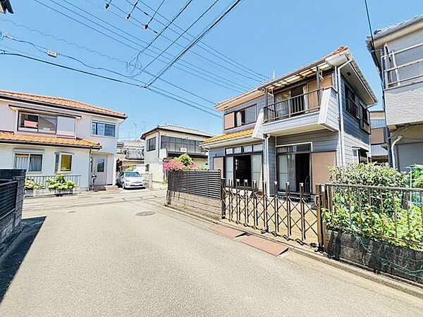 周辺は落ち着いた戸建てが立ち並ぶ、閑静で過ごしやすい住宅街です。目の前の公道はすっきりとしており、車通りも少ないため、小さなお子様がいるご家族でも安心して暮らすことができる住環境です 。