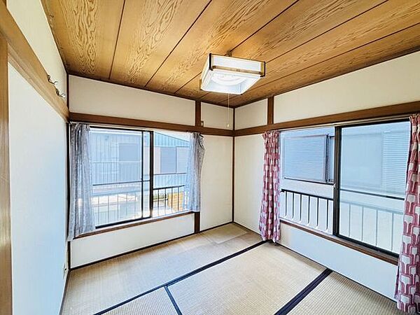 2階にある2面採光の明るい和室です。障子から優しい自然光が差し込み、ゆったりと落ち着ける空間。押入や物入などの収納も充実しており、寝室や子供部屋、家族のくつろぎの間として多用途に活躍します。
