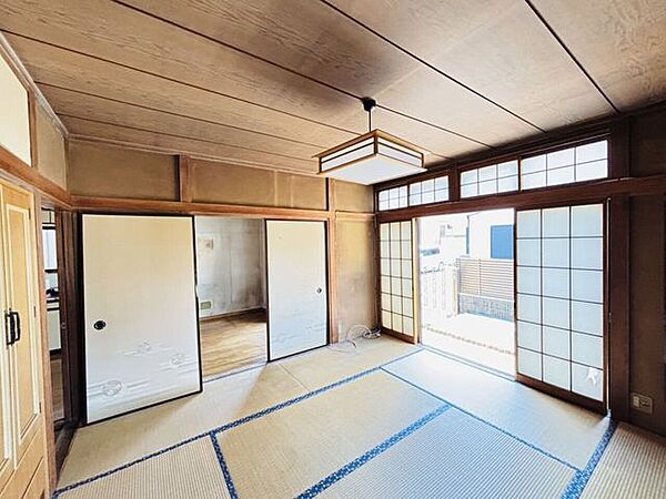 1階にある趣豊かな和室スペースです 。大きな窓と障子から優しい自然光が差し込み、ゆったりと落ち着ける空間。押入や物入などの収納も充実しており、客間や寝室、家族のくつろぎの間として多用途に活躍します。