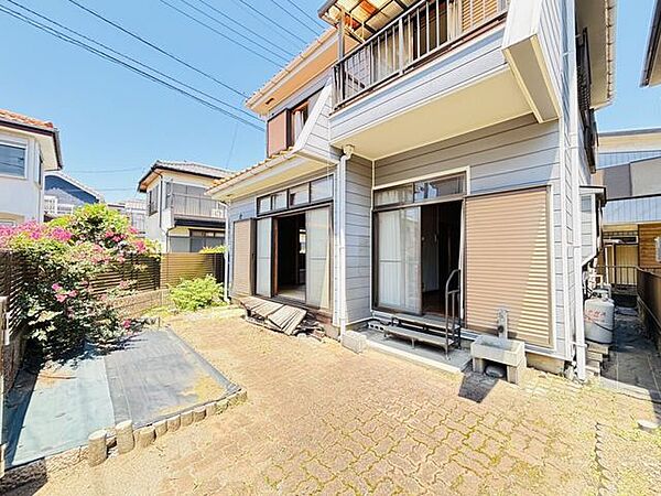 南西側はお庭やカースペースとして利用できる開放的な空間。遮るものが少なく、1階の居室にも心地よい光と風をたっぷり採り込めます。外壁は約10年前にリフォーム（外装工事）済みで状態良好です。