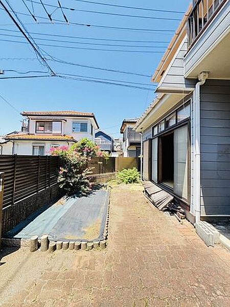 敷地内には普通車1台分の駐車スペースが確保されています。周辺は落ち着いた戸建てが立ち並ぶ閑静な住宅街で、前面道路はすっきりとして車通りも少ないため、車の出し入れや小さなお子様の通学も安心です。