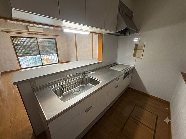 1階キッチンすっきりとした空間で効率よく家事がこなせる、使い勝手の良いキッチン。清潔感あふれる、暮らしに寄り添う空間です。