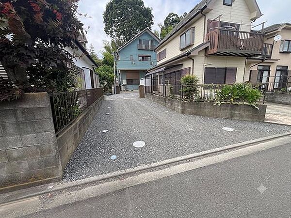 広々とした敷地で、駐車スペースの確保も余裕。道路から玄関までフラットに繋がる開放的なアプローチが、毎日の暮らしに快適さとゆとりをもたらします。