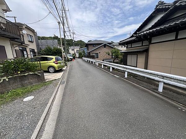 落ち着いた住宅街に位置する、穏やかな住環境。前面道路は広く見通しも良いため、車の出し入れもスムーズです。日常の喧騒から離れた、心地よい暮らしの舞台がここにあります。