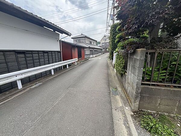 周辺は落ち着いた住宅地で、交通量も少なく穏やかな環境です。前面道路は歩行者にも配慮された安心の設計。日々の暮らしに静けさと安心感をもたらしてくれる、住環境の良さが魅力の立地です。