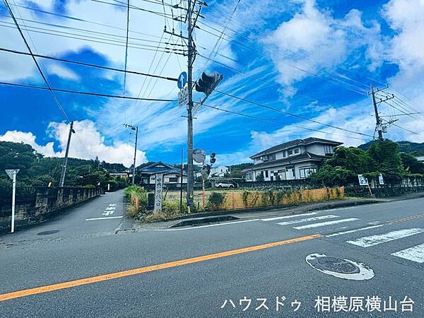 北西側の公道は約9.5mとゆとりある幅員が確保されています。見通しが良く運転がしやすい道路環境で、周囲は落ちついた緑豊かな住環境が広がっています。