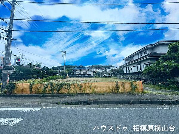 道路からフラットにアプローチできる平坦地です。擁壁などの大がかりな土木工事が不要なため、建築コストを抑えやすく、設計の自由度も高まります。