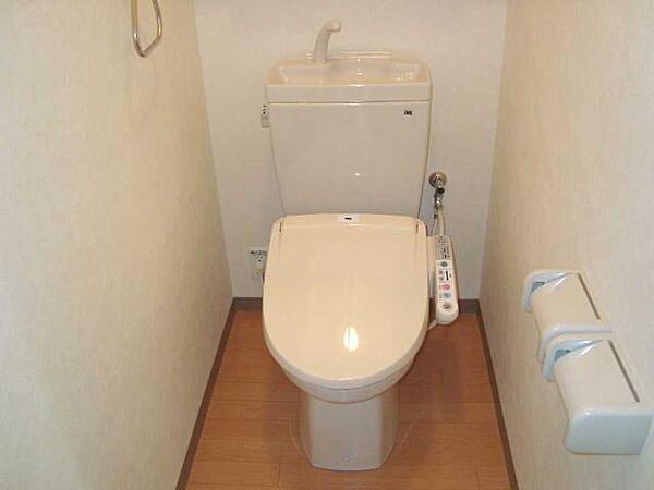 トイレ：シャワー付トイレ