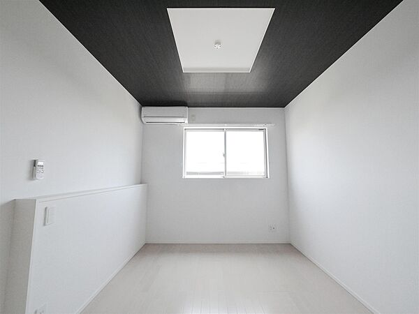 画像4:白と黒、グレーを基調に都会的でモダンな室内