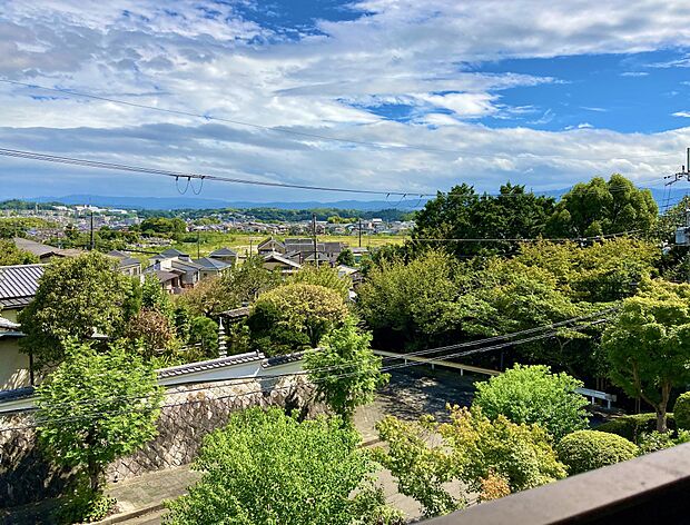 【二階洋室からの東側眺望】大和高原や木津川丘陵を展望