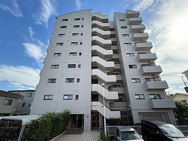 エントランスまでのアプローチが素敵なマンションです。