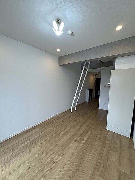 室内リノベーション工事実施(床フローリング張替、クロス張替、建具交換、巾木交換、窓枠交換、塗装工事、スイッチコンセント交換、分電盤交換、ダウンライト追加、スポットライト追加等)