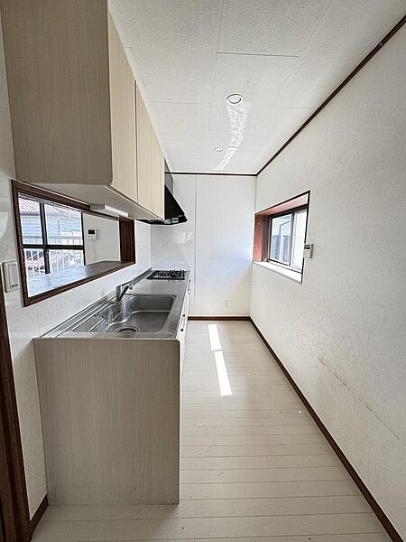 キッチン　令和1年(2019年)　室内リフォーム工事履歴あり　クロス張替え、フローリング工事、建具交換(一部)、システムキッチン交換、ユニットバス交換、トイレ交換、給湯器交換、TVモニターホン交換等