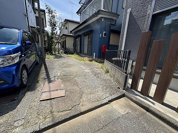 敷地内駐車場には2台駐車可能です(車種による)。2026年8月上旬頃室内リフォーム工事実施予定(クロス張替、建具交換(6カ所)、玄関収納交換、洗面化粧台交換、窓枠交換、木部塗装、ハウスクリーニング等)