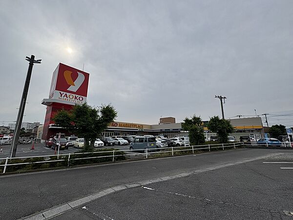 スーパーマーケットのヤオコー、TSUTAYAが徒歩5分にあり、便利な立地です