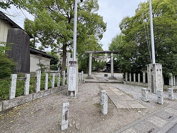 本マンションのすぐ横に八坂神社があります、毎日のお散歩やお参りに最適です。