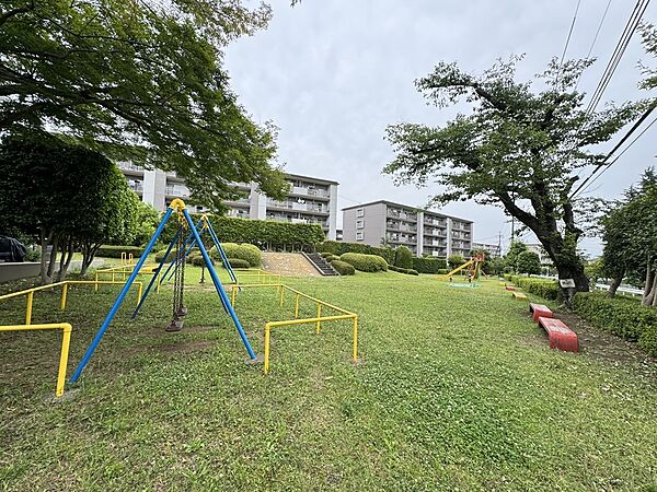 マンション敷地内に公園があります