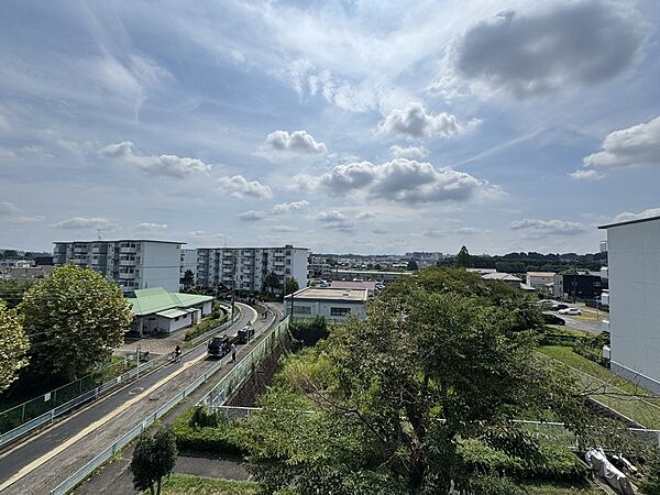 南側バルコニーからの眺望、目の前に建物が無く抜け感や開放感があります
