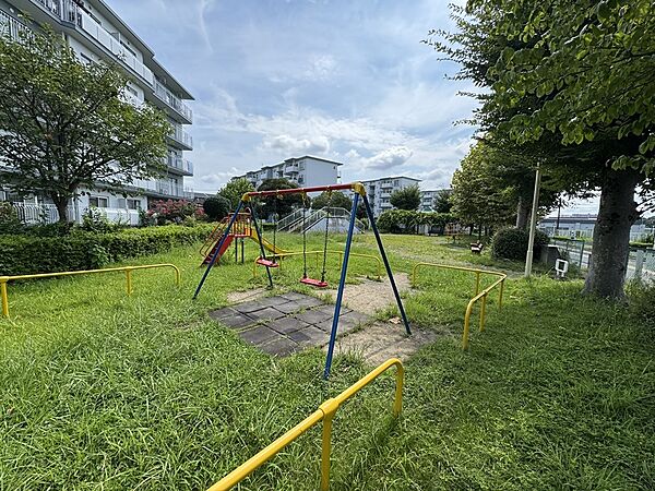 マンション敷地内(本マンション向かい)の大きな公園です