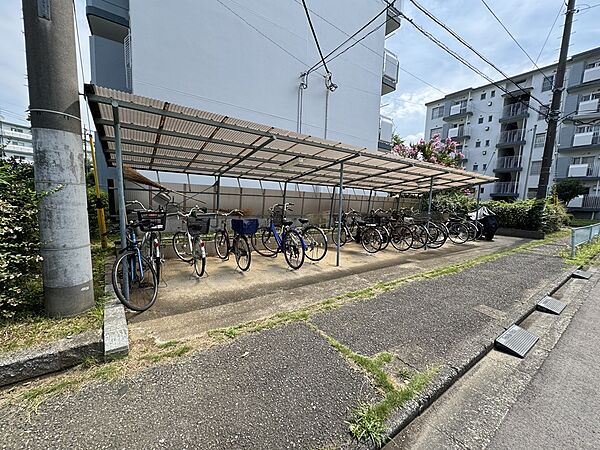 敷地内駐輪場(3台まで無料で駐輪可能)、ミニバイク置き場(1台まで無料で駐輪可能)