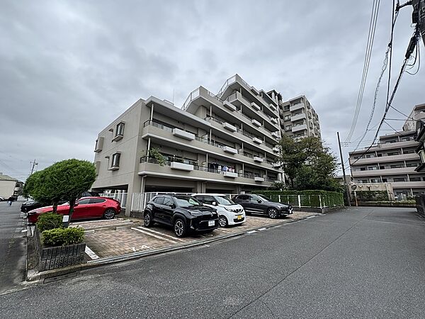 中銀稲荷山公園マンシオン　マンション外観写真。総戸数148戸の大規模なマンションで、将来にわたって安心の規模感です。
