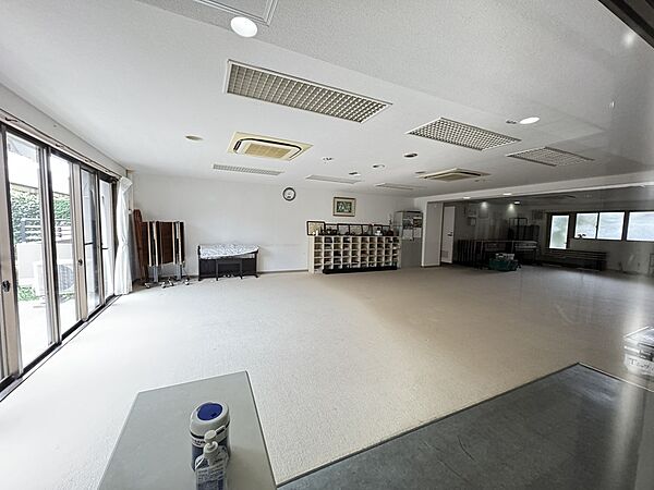 マンション内　集会所。住民の方達でヨガや体操などのイベントを定期的に行っているようです