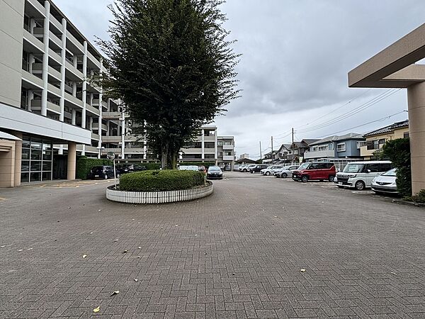 敷地内駐車場。月額6000円～10000円。