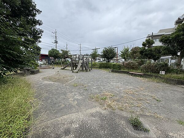 マンションすぐ真横には公園があります。日中は小さなお子さんやお母さんの憩いの場になっています。