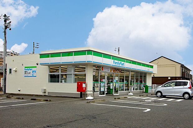 ファミリーマート岩切青津目店　徒歩6分