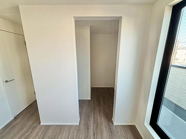 たくさんの洋服をかけることができる収納力と取り出しやすさが魅力のウォークインクローゼット。普段使わない家電やスーツケース、ストック品など何でも片付く嬉しい空間です。