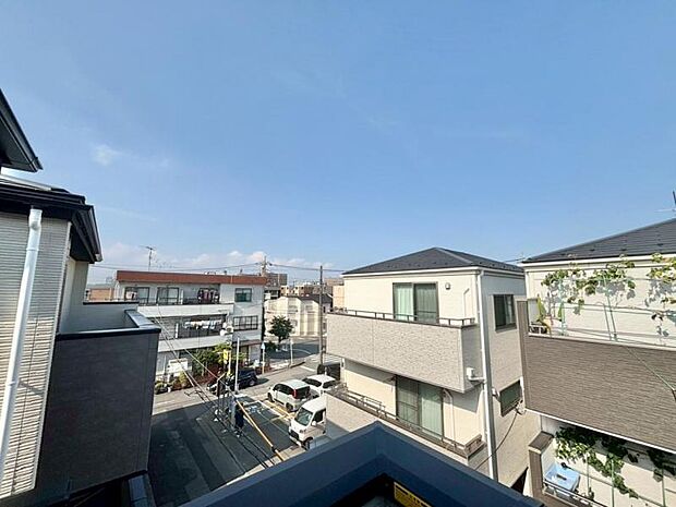 青い空が映えるホワイトカラーのバルコニーを南と西に設置。時間により干す場所を変え、洗濯物を効率良く乾かせます。ふと外を見た時に気持ちを高揚させてくれる開放感も魅力的です。