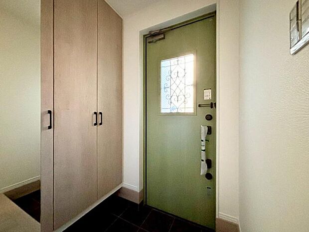 広々とした玄関で大切なお客様をお出迎え。明るく気持ちの良い玄関は気持ちが盛り上がります。シューズボックスについている鏡は靴を履いた全身を写せるので外出時の最終チェックに最適です。