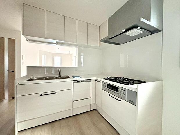 キッチンはリビングダイニングを見渡せるL字タイプの対面キッチン。引出し収納や棚上収納などにより、収納量がアップしております。