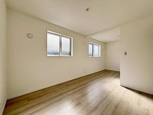 一日の疲れをいやしてくれる主寝室。時を忘れて過ごす場所として過ごせるお部屋です。窓からたっぷりと陽光が注がれる明るい空間は家族の成長に対応できる永住仕様の間取り。