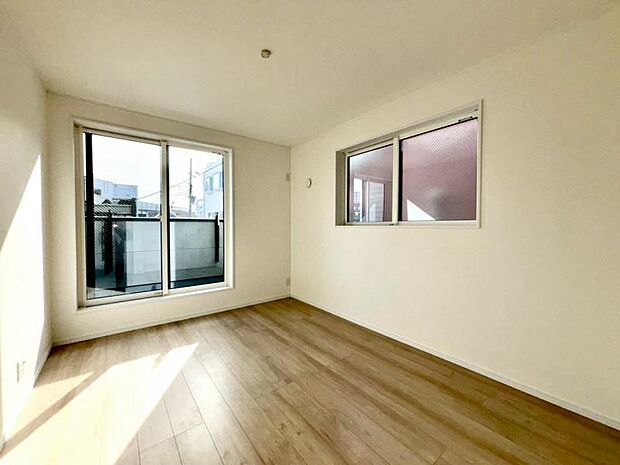 大きな窓からたっぷりと陽光が注がれる明るい空間。一日の疲れをいやしてくれる主寝室。時を忘れて過ごす場所として過ごせるお部屋。