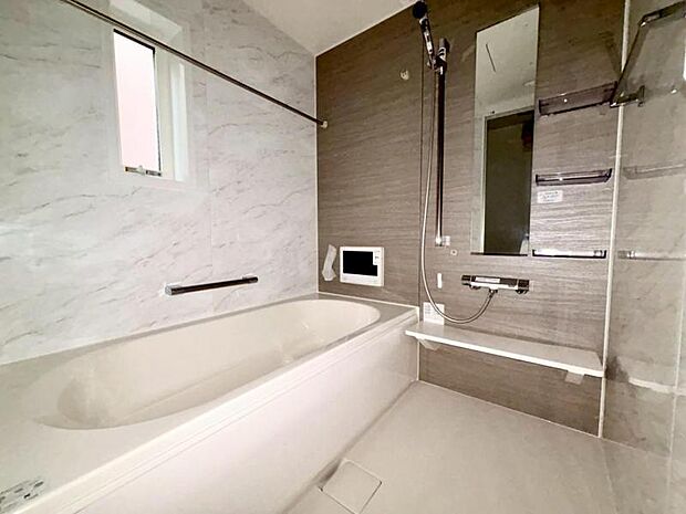 光に照らし出されたバスルーム。膨よかな湿度と静かに揺れる眼前の水面。広い浴槽にゆっくりと身を沈め深く瞑想をすれば、また新たな活力が膨らんできます。